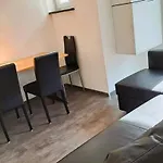 2 Flats With Balcony - Hilda 公寓